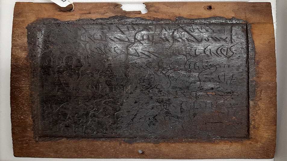 Tauleta de fusta amb inscripció en grec